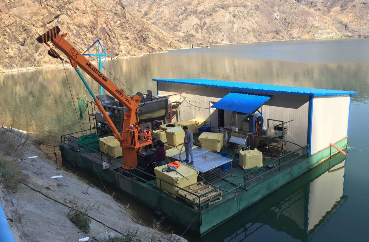 新疆伊犁水产养殖客户采购我们的船吊